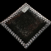 Szklana kwadratowa podstawka z akrylowymi kamykami 19,5x19,5cm VQP7225/2