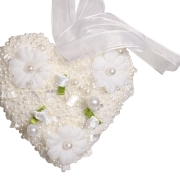 Białe serduszko zawieszka kwiatki/perełki 9cm OWE014 